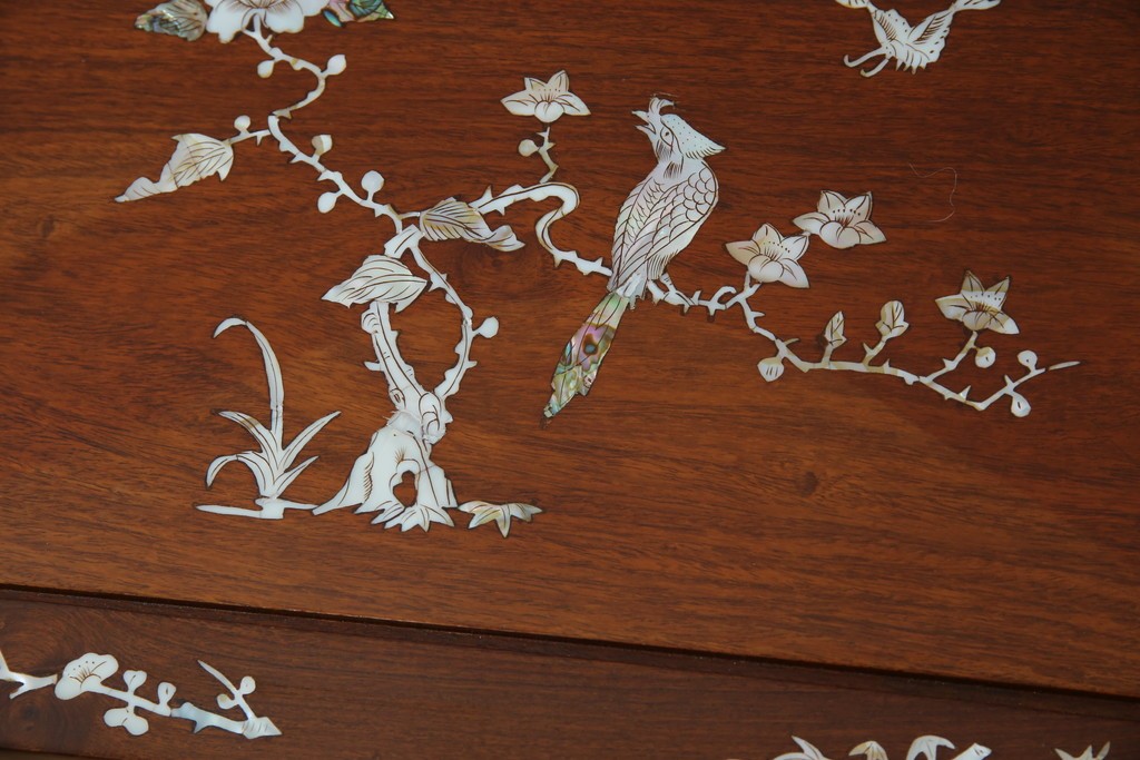 アジアンビンテージ　民芸家具　螺鈿(ラデン)象嵌入り　上品な佇まいが美しい6杯小引き出し　(R-083578)