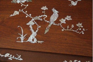 アジアンビンテージ　民芸家具　螺鈿(ラデン)象嵌入り　上品な佇まいが美しい6杯小引き出し　(R-083578)