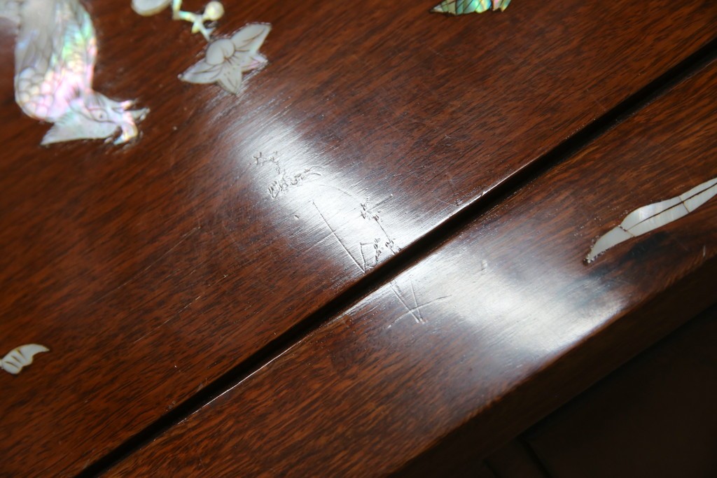 アジアンビンテージ　民芸家具　螺鈿(ラデン)象嵌入り　上品な佇まいが美しい6杯小引き出し　(R-083578)