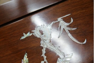 アジアンビンテージ　民芸家具　螺鈿(ラデン)象嵌入り　上品な佇まいが美しい6杯小引き出し　(R-083578)