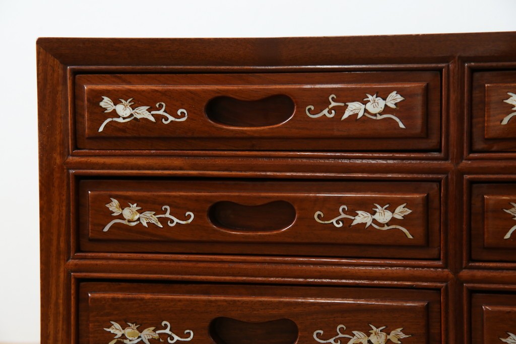 アジアンビンテージ　民芸家具　螺鈿(ラデン)象嵌入り　上品な佇まいが美しい6杯小引き出し　(R-083578)