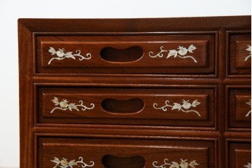 アジアンビンテージ　民芸家具　螺鈿(ラデン)象嵌入り　上品な佇まいが美しい6杯小引き出し　(R-083578)