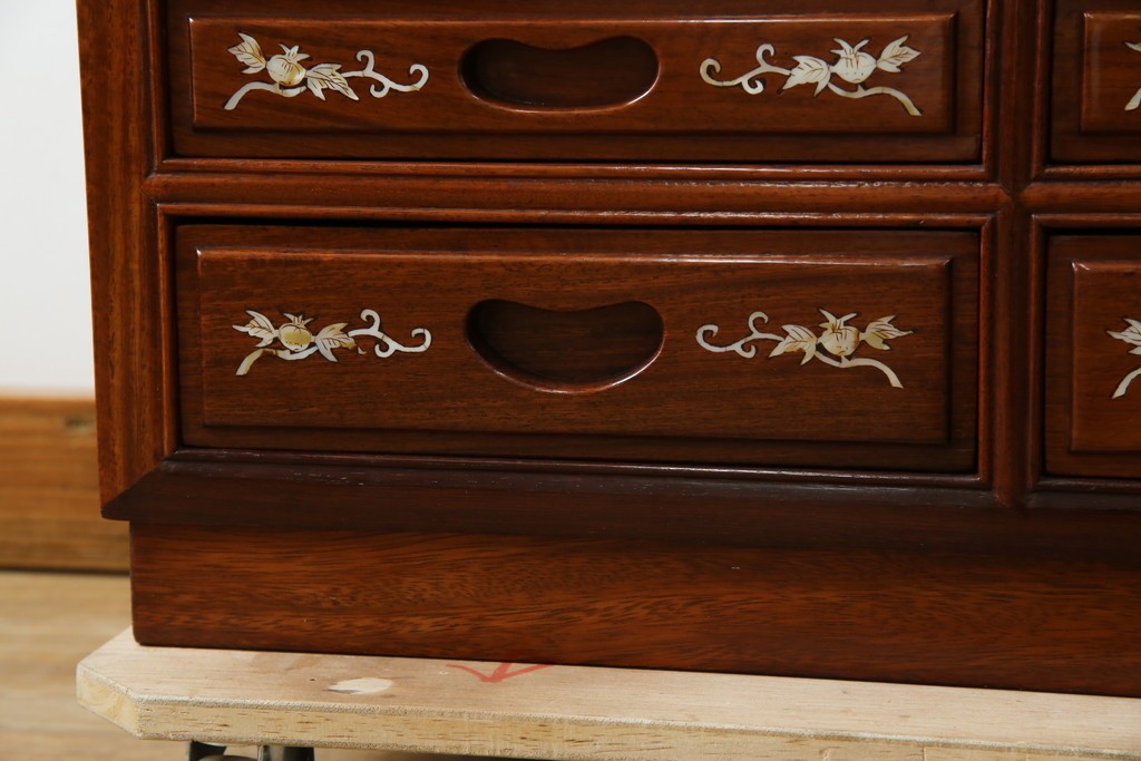 アジアンビンテージ　民芸家具　螺鈿(ラデン)象嵌入り　上品な佇まいが美しい6杯小引き出し　(R-083578)