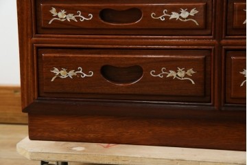 アジアンビンテージ　民芸家具　螺鈿(ラデン)象嵌入り　上品な佇まいが美しい6杯小引き出し　(R-083578)