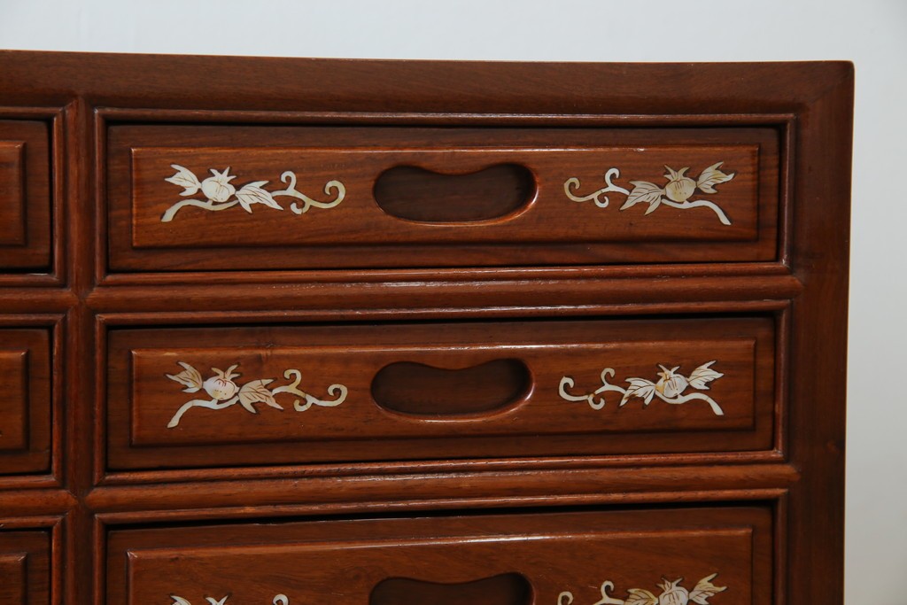 アジアンビンテージ　民芸家具　螺鈿(ラデン)象嵌入り　上品な佇まいが美しい6杯小引き出し　(R-083578)