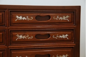 アジアンビンテージ　民芸家具　螺鈿(ラデン)象嵌入り　上品な佇まいが美しい6杯小引き出し　(R-083578)