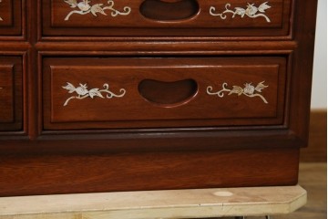 アジアンビンテージ　民芸家具　螺鈿(ラデン)象嵌入り　上品な佇まいが美しい6杯小引き出し　(R-083578)