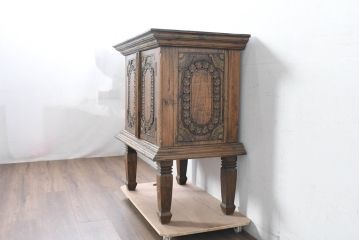 アジアンビンテージ　美品!!　民芸家具　ラジャスタン彫刻家具　チーク材の立派なサイドキャビネット(リビングボード、サイドボード、収納棚、飾り棚、戸棚、ヴィンテージ)(R-083580)