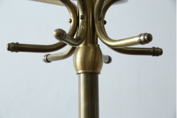 中古　美品　最高級品　オランダ　アイホールツ(EICHHOLTZ)　真鍮製　アンティーク仕上げ　空間のアクセントになるラグジュアリーなコートハンガー　定価約26万円相当　(R-083583)