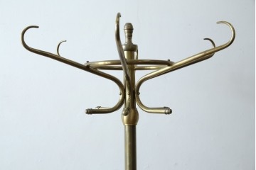 中古　美品　最高級品　オランダ　アイホールツ(EICHHOLTZ)　真鍮製　アンティーク仕上げ　空間のアクセントになるラグジュアリーなコートハンガー　定価約26万円相当　(R-083583)