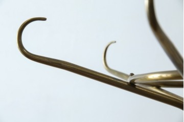 中古　美品　最高級品　オランダ　アイホールツ(EICHHOLTZ)　真鍮製　アンティーク仕上げ　空間のアクセントになるラグジュアリーなコートハンガー　定価約26万円相当　(R-083583)