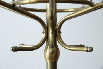 中古　美品　最高級品　オランダ　アイホールツ(EICHHOLTZ)　真鍮製　アンティーク仕上げ　空間のアクセントになるラグジュアリーなコートハンガー　定価約26万円相当　(R-083583)