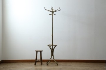 中古　美品　最高級品　オランダ　アイホールツ(EICHHOLTZ)　真鍮製　アンティーク仕上げ　空間のアクセントになるラグジュアリーなコートハンガー　定価約26万円相当　(R-083583)