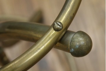 中古　美品　最高級品　オランダ　アイホールツ(EICHHOLTZ)　真鍮製　アンティーク仕上げ　空間のアクセントになるラグジュアリーなコートハンガー　定価約26万円相当　(R-083583)