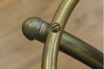 中古　美品　最高級品　オランダ　アイホールツ(EICHHOLTZ)　真鍮製　アンティーク仕上げ　空間のアクセントになるラグジュアリーなコートハンガー　定価約26万円相当　(R-083583)