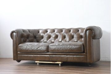 中古　キズ有り　IDC大塚家具　エルエスコンフォート　「L/S Comfort-29」　クラシカルな空間を演出するチェスターフィールド3Pソファ(トリプルソファ、3人掛けソファ、三人掛け)(定価約32万円)(R-083584)