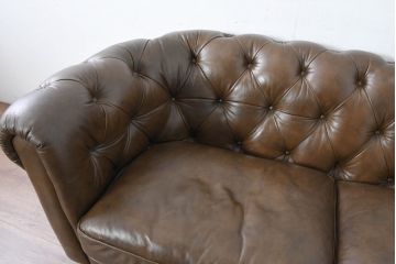 中古　キズ有り　IDC大塚家具　エルエスコンフォート　「L/S Comfort-29」　クラシカルな空間を演出するチェスターフィールド3Pソファ(トリプルソファ、3人掛けソファ、三人掛け)(定価約32万円)(R-083584)