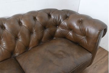 中古　キズ有り　IDC大塚家具　エルエスコンフォート　「L/S Comfort-29」　クラシカルな空間を演出するチェスターフィールド3Pソファ(トリプルソファ、3人掛けソファ、三人掛け)(定価約32万円)(R-083584)