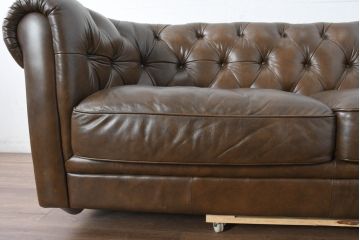 中古　キズ有り　IDC大塚家具　エルエスコンフォート　「L/S Comfort-29」　クラシカルな空間を演出するチェスターフィールド3Pソファ(トリプルソファ、3人掛けソファ、三人掛け)(定価約32万円)(R-083584)
