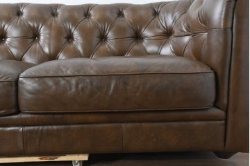 中古　キズ有り　IDC大塚家具　エルエスコンフォート　「L/S Comfort-29」　クラシカルな空間を演出するチェスターフィールド3Pソファ(トリプルソファ、3人掛けソファ、三人掛け)(定価約32万円)(R-083584)