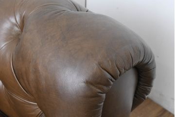 中古　キズ有り　IDC大塚家具　エルエスコンフォート　「L/S Comfort-29」　クラシカルな空間を演出するチェスターフィールド3Pソファ(トリプルソファ、3人掛けソファ、三人掛け)(定価約32万円)(R-083584)