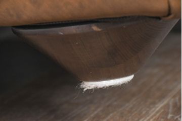 中古　キズ有り　IDC大塚家具　エルエスコンフォート　「L/S Comfort-29」　クラシカルな空間を演出するチェスターフィールド3Pソファ(トリプルソファ、3人掛けソファ、三人掛け)(定価約32万円)(R-083584)