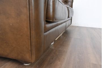 中古　キズ有り　IDC大塚家具　エルエスコンフォート　「L/S Comfort-29」　クラシカルな空間を演出するチェスターフィールド3Pソファ(トリプルソファ、3人掛けソファ、三人掛け)(定価約32万円)(R-083584)