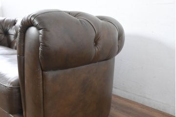 中古　キズ有り　IDC大塚家具　エルエスコンフォート　「L/S Comfort-29」　クラシカルな空間を演出するチェスターフィールド3Pソファ(トリプルソファ、3人掛けソファ、三人掛け)(定価約32万円)(R-083584)