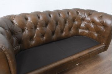 中古　キズ有り　IDC大塚家具　エルエスコンフォート　「L/S Comfort-29」　クラシカルな空間を演出するチェスターフィールド3Pソファ(トリプルソファ、3人掛けソファ、三人掛け)(定価約32万円)(R-083584)