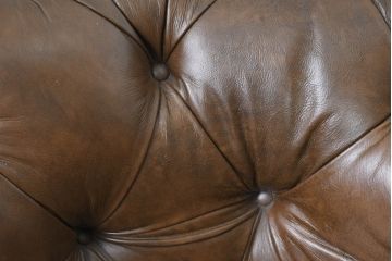 中古　キズ有り　IDC大塚家具　エルエスコンフォート　「L/S Comfort-29」　クラシカルな空間を演出するチェスターフィールド3Pソファ(トリプルソファ、3人掛けソファ、三人掛け)(定価約32万円)(R-083584)