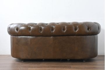 中古　キズ有り　IDC大塚家具　エルエスコンフォート　「L/S Comfort-29」　クラシカルな空間を演出するチェスターフィールド3Pソファ(トリプルソファ、3人掛けソファ、三人掛け)(定価約32万円)(R-083584)