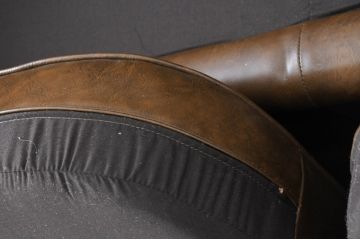 中古　キズ有り　IDC大塚家具　エルエスコンフォート　「L/S Comfort-29」　クラシカルな空間を演出するチェスターフィールド3Pソファ(トリプルソファ、3人掛けソファ、三人掛け)(定価約32万円)(R-083584)