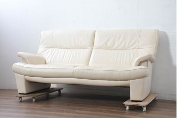 中古　美品　カリモク家具(karimoku)　Chitano(チターノ)　レザー(本革)　シンプルながら洗練されたデザインが美しい2人掛けソファ(2P、二人掛け、アームソファ)(定価約32万円)(R-083585)