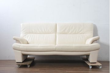 中古　美品　カリモク家具(karimoku)　Chitano(チターノ)　レザー(本革)　シンプルながら洗練されたデザインが美しい2人掛けソファ(2P、二人掛け、アームソファ)(定価約32万円)(R-083585)
