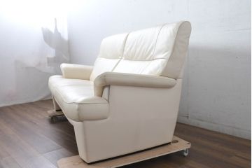 中古　美品　カリモク家具(karimoku)　Chitano(チターノ)　レザー(本革)　シンプルながら洗練されたデザインが美しい2人掛けソファ(2P、二人掛け、アームソファ)(定価約32万円)(R-083585)