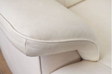中古　美品　カリモク家具(karimoku)　Chitano(チターノ)　レザー(本革)　シンプルながら洗練されたデザインが美しい2人掛けソファ(2P、二人掛け、アームソファ)(定価約32万円)(R-083585)