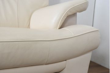中古　美品　カリモク家具(karimoku)　Chitano(チターノ)　レザー(本革)　シンプルながら洗練されたデザインが美しい2人掛けソファ(2P、二人掛け、アームソファ)(定価約32万円)(R-083585)