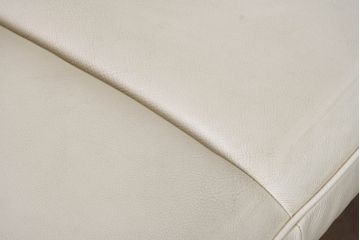 中古　美品　カリモク家具(karimoku)　Chitano(チターノ)　レザー(本革)　シンプルながら洗練されたデザインが美しい2人掛けソファ(2P、二人掛け、アームソファ)(定価約32万円)(R-083585)