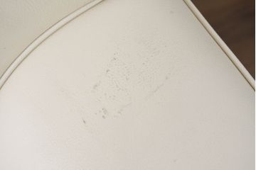 中古　美品　カリモク家具(karimoku)　Chitano(チターノ)　レザー(本革)　シンプルながら洗練されたデザインが美しい2人掛けソファ(2P、二人掛け、アームソファ)(定価約32万円)(R-083585)