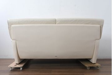 中古　美品　カリモク家具(karimoku)　Chitano(チターノ)　レザー(本革)　シンプルながら洗練されたデザインが美しい2人掛けソファ(2P、二人掛け、アームソファ)(定価約32万円)(R-083585)