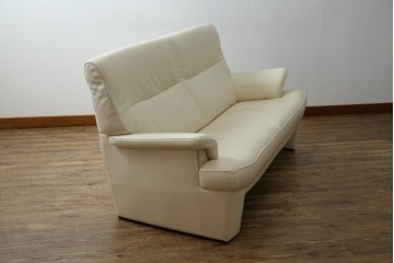 中古　美品　カリモク家具(karimoku)　Chitano(チターノ)　レザー(本革)　シンプルながら洗練されたデザインが美しい2人掛けソファ　定価約32万円相当　(R-083585)