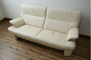 中古　美品　カリモク家具(karimoku)　Chitano(チターノ)　レザー(本革)　シンプルながら洗練されたデザインが美しい2人掛けソファ　定価約32万円相当　(R-083585)