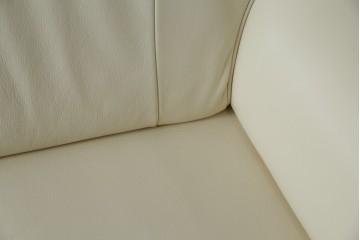 中古　美品　カリモク家具(karimoku)　Chitano(チターノ)　レザー(本革)　シンプルながら洗練されたデザインが美しい2人掛けソファ　定価約32万円相当　(R-083585)