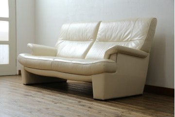 中古　美品　カリモク家具(karimoku)　Chitano(チターノ)　レザー(本革)　シンプルながら洗練されたデザインが美しい2人掛けソファ　定価約32万円相当　(R-083585)