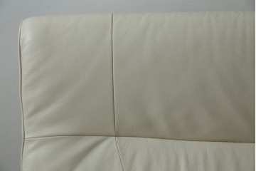 中古　美品　カリモク家具(karimoku)　Chitano(チターノ)　レザー(本革)　シンプルながら洗練されたデザインが美しい2人掛けソファ　定価約32万円相当　(R-083585)