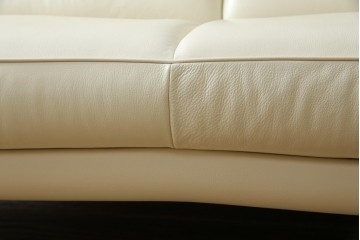 中古　美品　カリモク家具(karimoku)　Chitano(チターノ)　レザー(本革)　シンプルながら洗練されたデザインが美しい2人掛けソファ　定価約32万円相当　(R-083585)