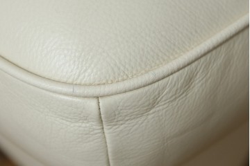 中古　美品　カリモク家具(karimoku)　Chitano(チターノ)　レザー(本革)　シンプルながら洗練されたデザインが美しい2人掛けソファ　定価約32万円相当　(R-083585)