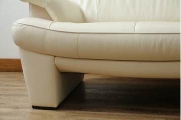 中古　美品　カリモク家具(karimoku)　Chitano(チターノ)　レザー(本革)　シンプルながら洗練されたデザインが美しい2人掛けソファ　定価約32万円相当　(R-083585)