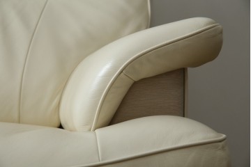 中古　美品　カリモク家具(karimoku)　Chitano(チターノ)　レザー(本革)　シンプルながら洗練されたデザインが美しい2人掛けソファ　定価約32万円相当　(R-083585)