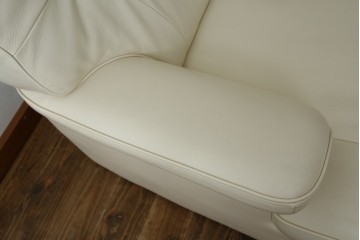 中古　美品　カリモク家具(karimoku)　Chitano(チターノ)　レザー(本革)　シンプルながら洗練されたデザインが美しい2人掛けソファ　定価約32万円相当　(R-083585)